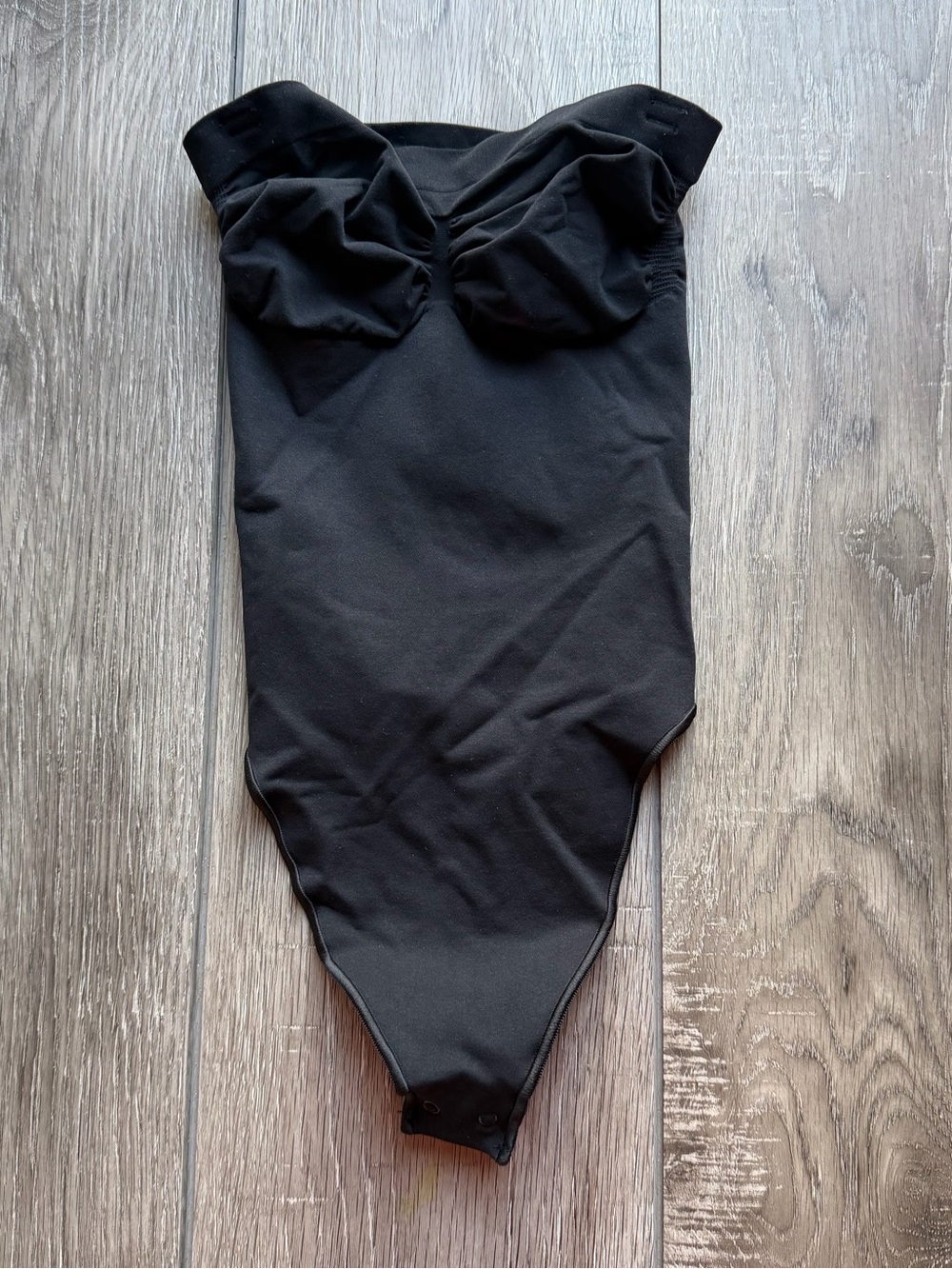 SKIMS Black Strapless Thong Bodysuit – Size M